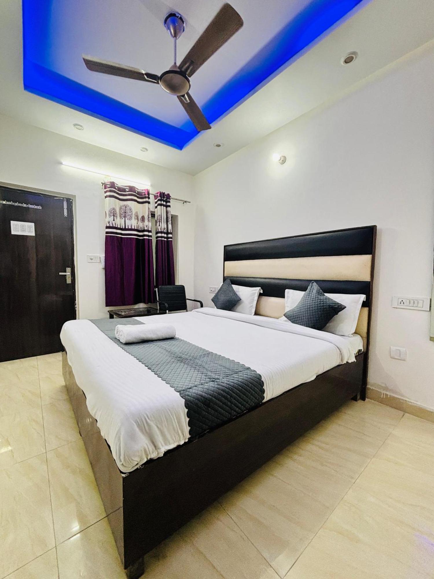 Hotel Kb Square Near Chandigarh Railway Station Oda fotoğraf