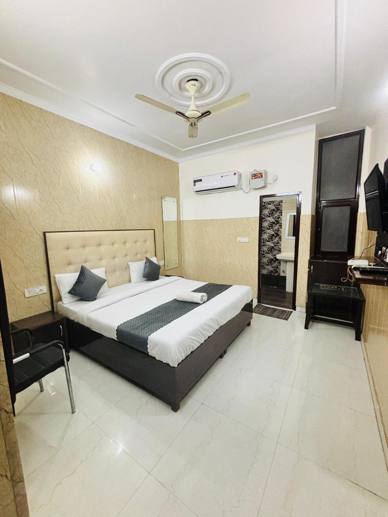 Hotel Kb Square Near Chandigarh Railway Station Oda fotoğraf