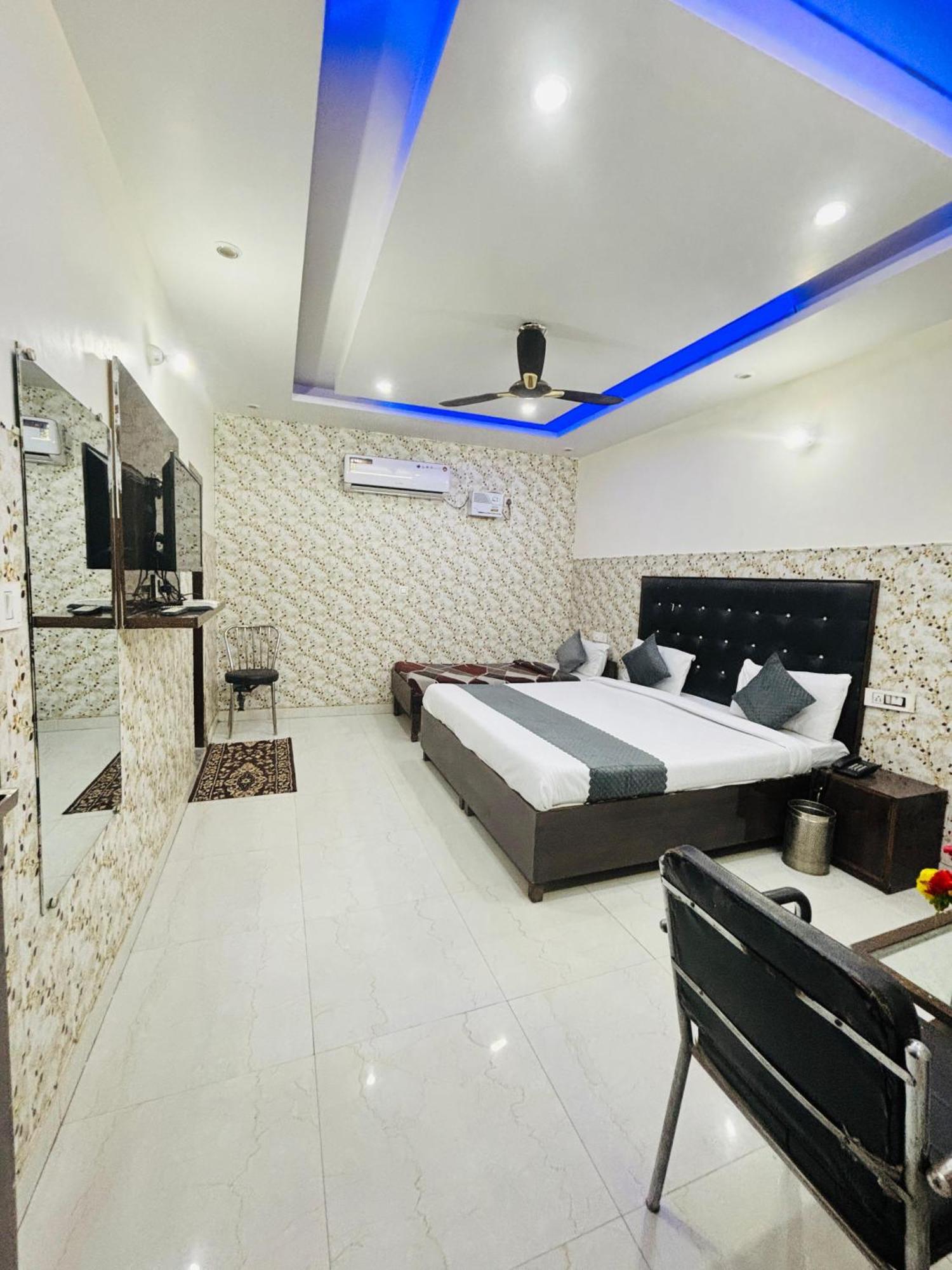 Hotel Kb Square Near Chandigarh Railway Station Oda fotoğraf