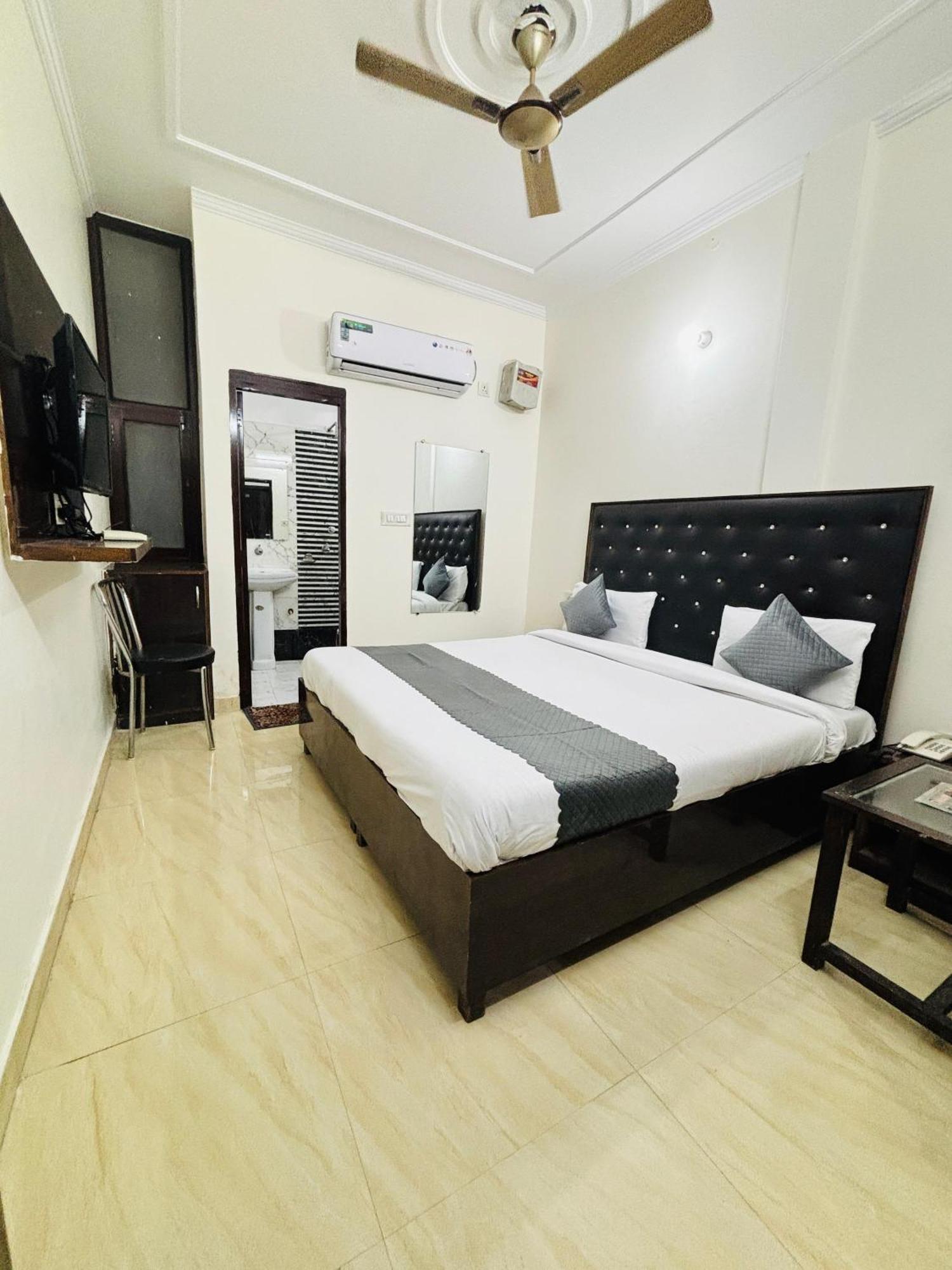 Hotel Kb Square Near Chandigarh Railway Station Oda fotoğraf
