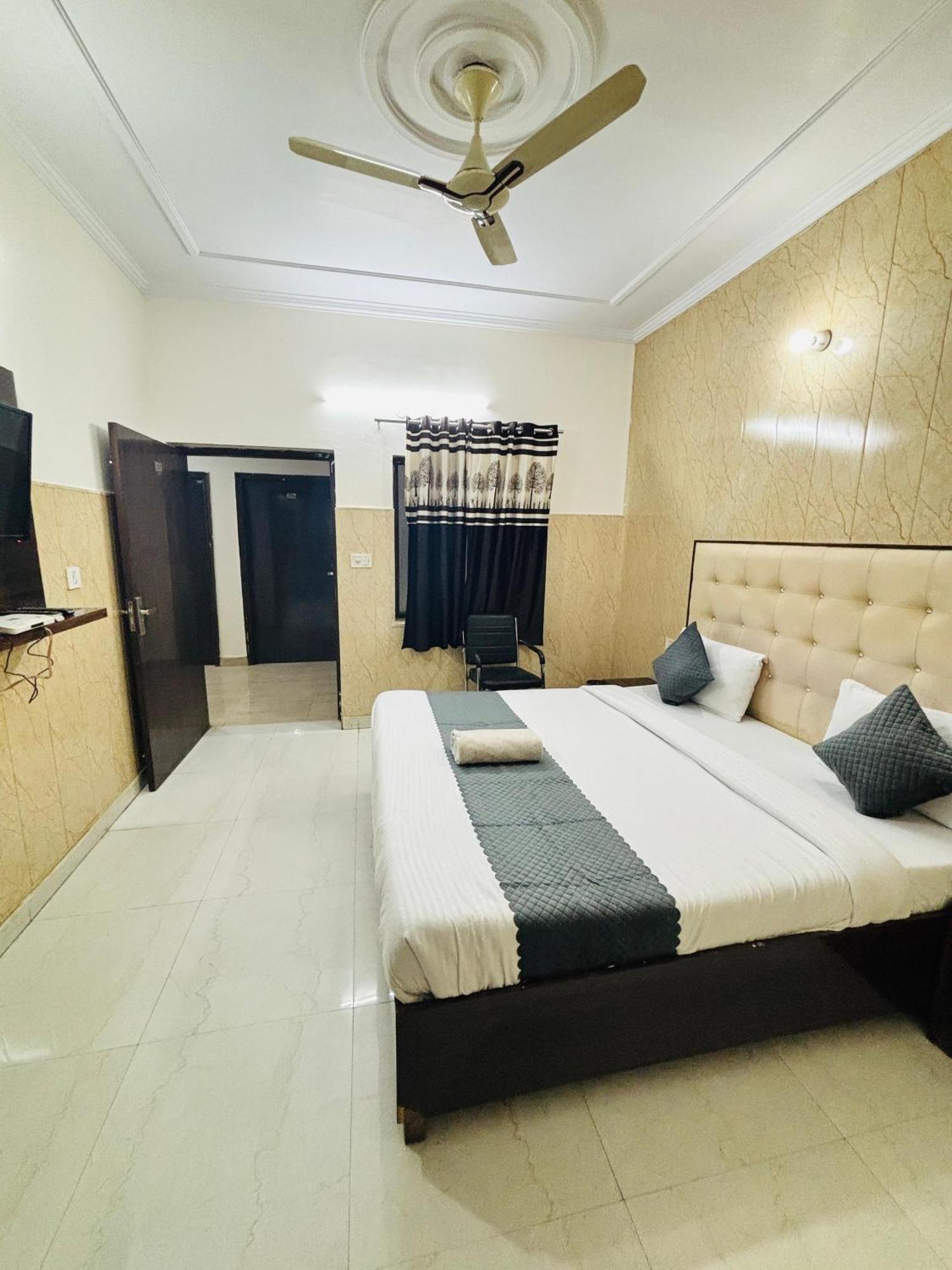 Hotel Kb Square Near Chandigarh Railway Station Oda fotoğraf